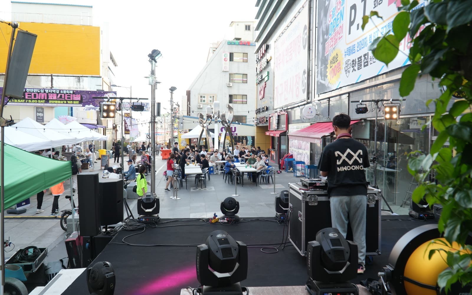 천안 명지역길 소풍축제 거리 무대에 DJ 부스와 무빙라이트를 설치한 모습
