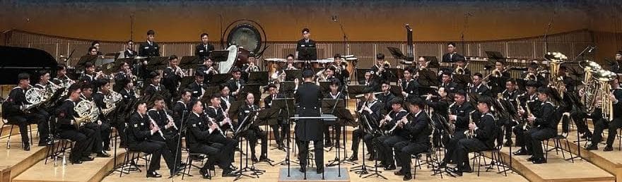 롯데콘서트홀 무대 위 해군군악대 80여 명과 지휘자의 정기연주회 전경